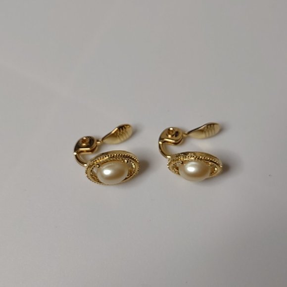 Cute Gold Tone Oval Shaped Monet Clip On Earrings - Picture 2 of 11